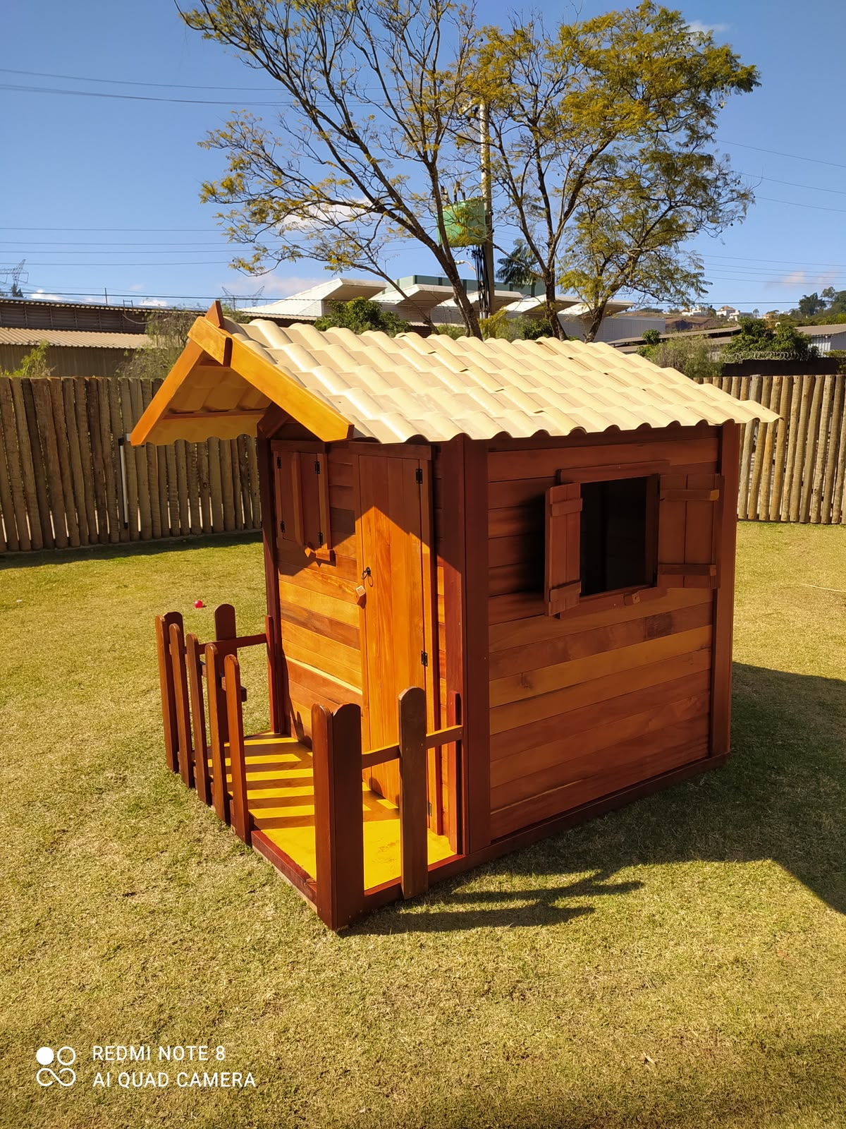 Casinha de madeira de eucalipto instalada na área comum de um condomínio